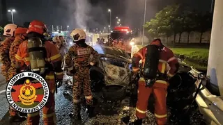 马国宝马轿车大道失控起火 两大学生烧死狮城男子幸存