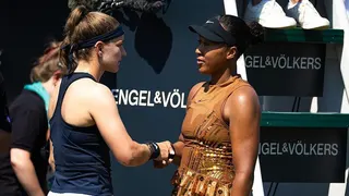 Naomi Osaka shakes hands with Karolina Muchova