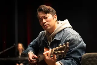 馬子狗樂團」主唱周可傑（張孝全 飾），如今卻寫不出歌、婚姻陷入僵局的中年男子（圖／公視提供）