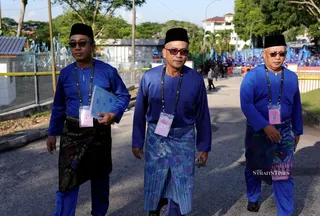 Datuk Abdul Halim Suleiman arriving at the nomination centre at Dewan Pelangi Indah. -NSTP/ASWADI ALIAS\
