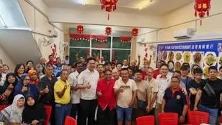 利民济州议席希盟潜在候选人阿都拉迪夫（前排站者左7）拜访当地华团。左6为张聒翔。