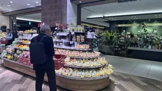 6月4日，一名顾客在日本东京一家超市内购物。（图取自新华社）