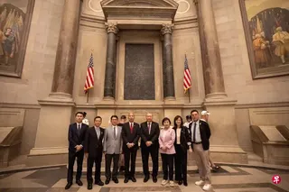 台湾立法院长韩国瑜（左四）率跨党派立委访美，当地时间星期四（6月25日）在驻美代表俞大㵢（左五）陪同下，在华府先后与美国白宫及战争部官员会晤。 （台湾立法院官网）