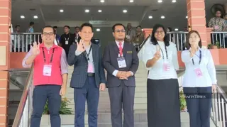 Skudai election officer Ezahar Abu Sairin (centre) with the four candidates contesting the N48 Skudai state seat: BN's Nicol @ Ah Kee, PH's Kartiyaini Jeyapalan, Bersama's Eugene Chua Meng Chong and Parti Sosialis Malaysia's Amir Syafiq Ameer Soekre. -- NSTP/IZZ LAILY HUSSEIN