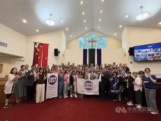 前美國五角大廈官員胡振東27日擔任台灣人公共事務會募款巡迴演講華府場次講者，活動吸引逾百人出席，圖為會後大合照。中央社記者侯姿瑩馬里蘭州攝  115年6月28日
