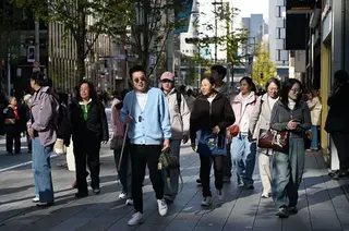 一群遊客出現在銀座街頭