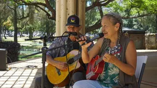 環太平洋軍演期間，夏威夷原住民文化工作者狄爾（Laulani Teale，右）與...