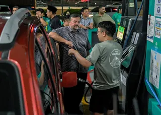 Datuk Seri Amir Hamzah Azizan speaks to a motorist during the inspection at the NKVE Damansara bound Petronas station in Petaling Jaya. - BERNAMA PIC