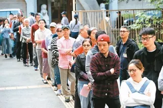 圖為2018年底九合一選舉併公投排隊時的長龍。(圖／本報系資料照)