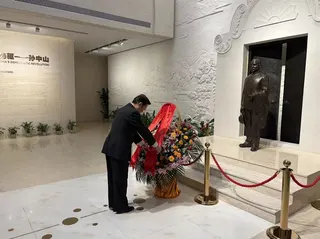 國民黨副主席張榮恭前往國父孫中山故居參觀拜謁。（圖／國民黨提供）