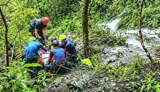 台中市和平區蝴蝶谷瀑布步道27日落石崩塌，台北16人登山團遭砸中，四人當場無生命...