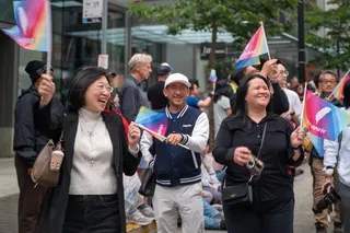 駐西雅圖辦事處長林美呈（左）加入台灣隊伍，參與28日登場的西雅圖同志遊行。（觀光...