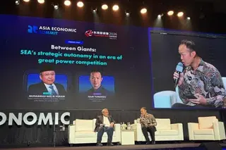 Muhammad Neil El Himam (left) from Indonesia’s Ministry of Creative Economy speaks with Lianhe Zaobao’s Nam Yunzhou at the second Asia Economic Summit.