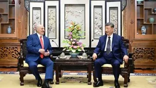 中国国家主席习近平（右）和白罗斯总统卢卡申科，于周一在北京钓鱼台国宾馆举行会晤，商讨两国合作事宜。（图取自中国外交部微博帐号）