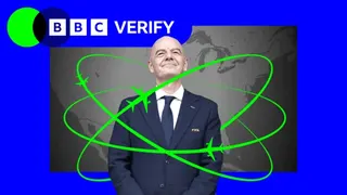 身穿西裝的 FIFA 主席詹尼·因凡蒂諾，背景中有北美地圖；他周圍則有明亮的綠色插畫式航線呈環狀迴旋，並以小型飛機圖示沿著路線描繪航程。