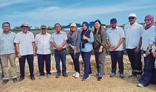 Malaysian Pineapple Industry Board director-general Mohd Khairuzamri (second from left), Ning Planters Plantation general manager Datuk Yap Foot Loy (fourth from left) and others conducting a site inspection at the pineapple farm, focusing on plant development and yield quality. - NSTP/ZAINON TALIP