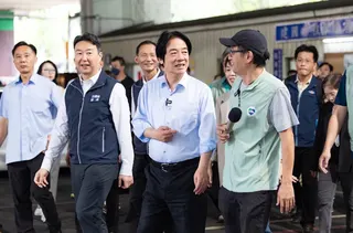 賴清德去建國計程車服務站。   圖：總統府提供