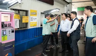 賴清德去建國計程車服務站，關心計程車司機。   圖：總統府提供