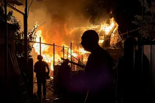 烏克蘭札波羅熱州民宅22日因俄羅斯無人機夜間空襲而起火燃燒。（路透社）