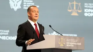 俄羅斯前總統梅德韋傑夫正遭遇嚴重的政治打擊，普丁已將其排除在今年秋季大選的執政黨前五名核心候選人名單之外。 圖:翻攝自 X @SprinterPress