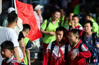 中国将在星期三（7月1日）起施行《民族团结进步促进法》，德国政府对此表示高度关切。图为身穿校服的学生在内蒙古自治区呼和浩特市街头上行走。 （路透社）