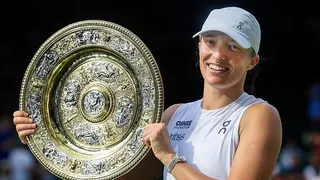 Iga Swiatek with the Wimbledon trophy in 2025