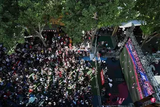 圣荷西圣佩德罗广场的球迷观赛区附近星期天发生枪击案，酿成一死一伤。 （法新社）