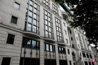 据报道，英美烟草星期一（6月29日）宣布将在2026年底前裁撤5500个工作岗位，并将另外3500个职位转为外包，目前未涉及美国地区。图为英美烟草设在英国伦敦的总部。 （路透社）