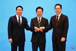 韩国总统李在明（中）星期一与三星电子会长李在镕（右）、SK集团会长崔泰源（左）共同出席电视直播发布会时说，韩国必须比其他国家更快掌握AI核心要素。李在明指出，半导体、实体AI和AI数据中心将成为推动韩国实现新一轮跨越式发展的三大支柱。 （彭博社）