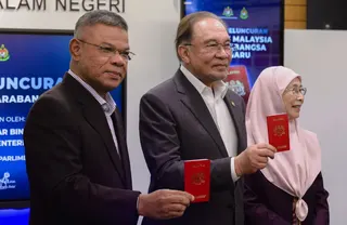 Prime Minister Datuk Seri Anwar Ibrahim launched the new passport structure at the Parliament lobby today. - BERNAMA pic