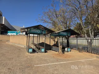 南非數月來反非法移民抗議加劇，公民團體30日在全國多處舉行示威；大型連鎖超市Checkers平常至少10位外送人員在等候區接單外送，今天空無一人。超市警衛表示，「外送人員全都是外籍，他們非常害怕今天會遭受波及，不敢來上班。今天只有南非人上班。」中央社記者李依璇約翰尼斯堡攝　115年6月30日