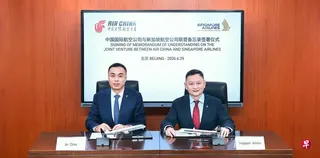 新加坡航空公司总裁吴俊鹏（右）与中国国际航空公司总裁曲光吉星期一在北京摄于联营合作谅解备忘录签约仪式。 （中国国际航空公司）