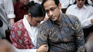 印尼前教育部长、叫车公司Gojek的联合创办人纳迪姆（右），周二在首都雅加达的中央地方法院，等待法官对他涉及的贪污案件宣读判决，他的妻子在他身旁。（图取自法新社）