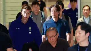 韩国队抵仁川机场 大批球迷聚集怒骂洪明甫