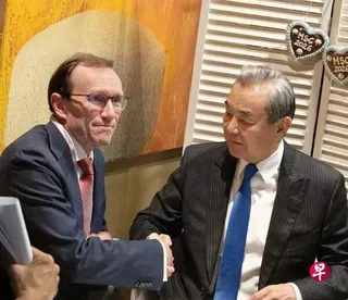 中国外长王毅（右）当地时间2月14日在出席慕尼黑安全会议期间，会见挪威外长艾德（Espen Barth Eide）。 （中国外交部官网）