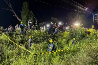泰国芭堤雅，救援人员、警察及法医周六在铁路沿线附近区域展开搜寻，随后发现了一具青少年遗体。