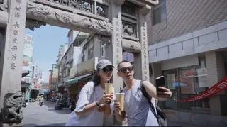中國遊客正在金門當地打卡拍照。