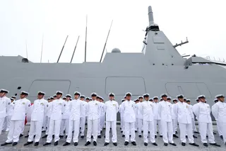 5月，在长崎三菱重工业造船厂，被称为海上自卫队的日本海军成员站在的一艘隐身护卫舰前。
