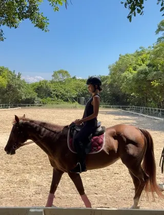 孫芸芸也分享騎馬日常，悠閒愜意。（翻攝aimeeyunyunsun IG）