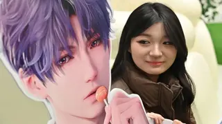 北京某購物商場舉行《戀與深空》宣傳活動上，一個女生站在《戀與深空》角色立牌旁邊，眼神情意綿綿（1/3/2025）