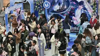 北京某購物商場舉行《戀與深空》宣傳活動上，很多女生在排隊（1/3/2025）