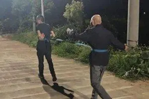 父子倆一邊跑，一邊擺臂。（取材自都市快報）