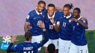 Le Français Kylian Mbappé (10) célèbre avec ses coéquipiers après avoir inscrit le troisième but de son équipe lors du match de football de la Coupe du monde opposant la France à la Suède dans le cadre des seizièmes de finale, à East Rutherford, dans le New Jersey, près de New York, mardi 30 juin 2026.