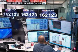 东京一家外汇经纪公司的电子显示屏上显示6月30日日元兑美元的汇率。 （法新社）