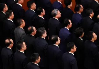 中共党员代表参加建党105周年纪念大会，聆听国际歌。