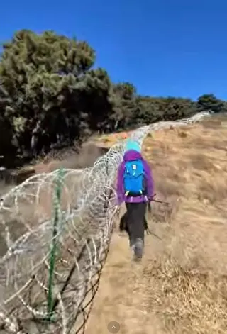 泰山景區設135公里刀片網防驢友闖入，引發爭議。（微博視頻截圖）
