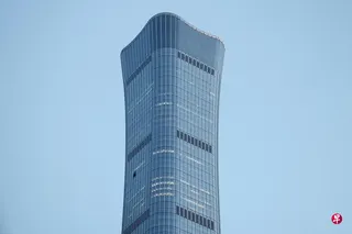 一架小飞机上星期五（6月26日）撞上北京著名地标建筑中信大厦（又名中国尊）后，公开航班追踪数据显示，当时一架海南航空飞机险些与这架小飞机相撞，两者一度只相差不到500米。图为6月26日中信大厦被撞击后，外墙高层（图左下处）可见损坏。 （路透社）