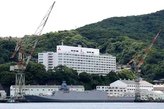 日方海上自衛隊（JMSDF）的「JS 吉鷲」（FFM-12）莫嘉米級（Mogami-class）隱身護衛艦，於 2026 年 5 月 20 日停靠在位於長崎的三菱重工（Mitsubishi Heavy Industries，MHI）造船廠。三菱重工已為日本海上自衛隊建造了十二艘莫嘉米級護衛艦；而日本海上自衛隊與澳洲皇家海軍則已下單訂購一款升級版的莫嘉米級設計。（照片／PAUL MILLER／AFP／Getty Images）