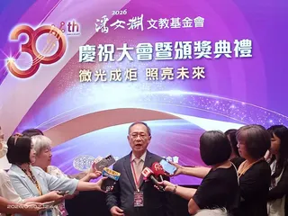 潘文淵基金會執行長羅達賢獲頒「傑出貢獻獎」，是推動會務發展與經營管理的重要基石。（圖/記者黃溎芬翻攝）