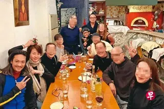 去年圣诞节，黄家人聚会，黄大炜（右六）带女友Vicky（左六）出席，没想到爆发争执。 （取自黄大炜脸书）